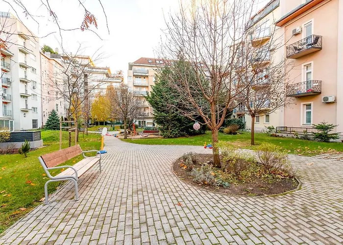 Tranquil Apartment With Free Parking And Garden Connection In The Downtown